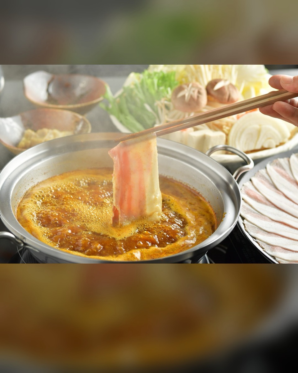 煮立ったカレーの出汁に、薄切りの豚バラ肉をくぐらせて。