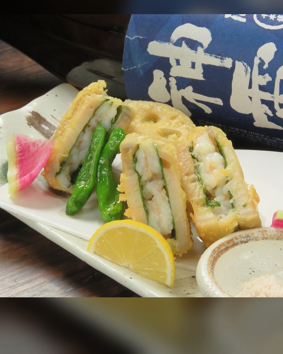 本日ご紹介するのは《蓮根と海老の挟み揚げ》