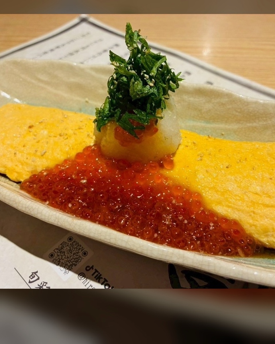 出汁巻き玉子とイクラを組み合わせた《卵乱舞》。
